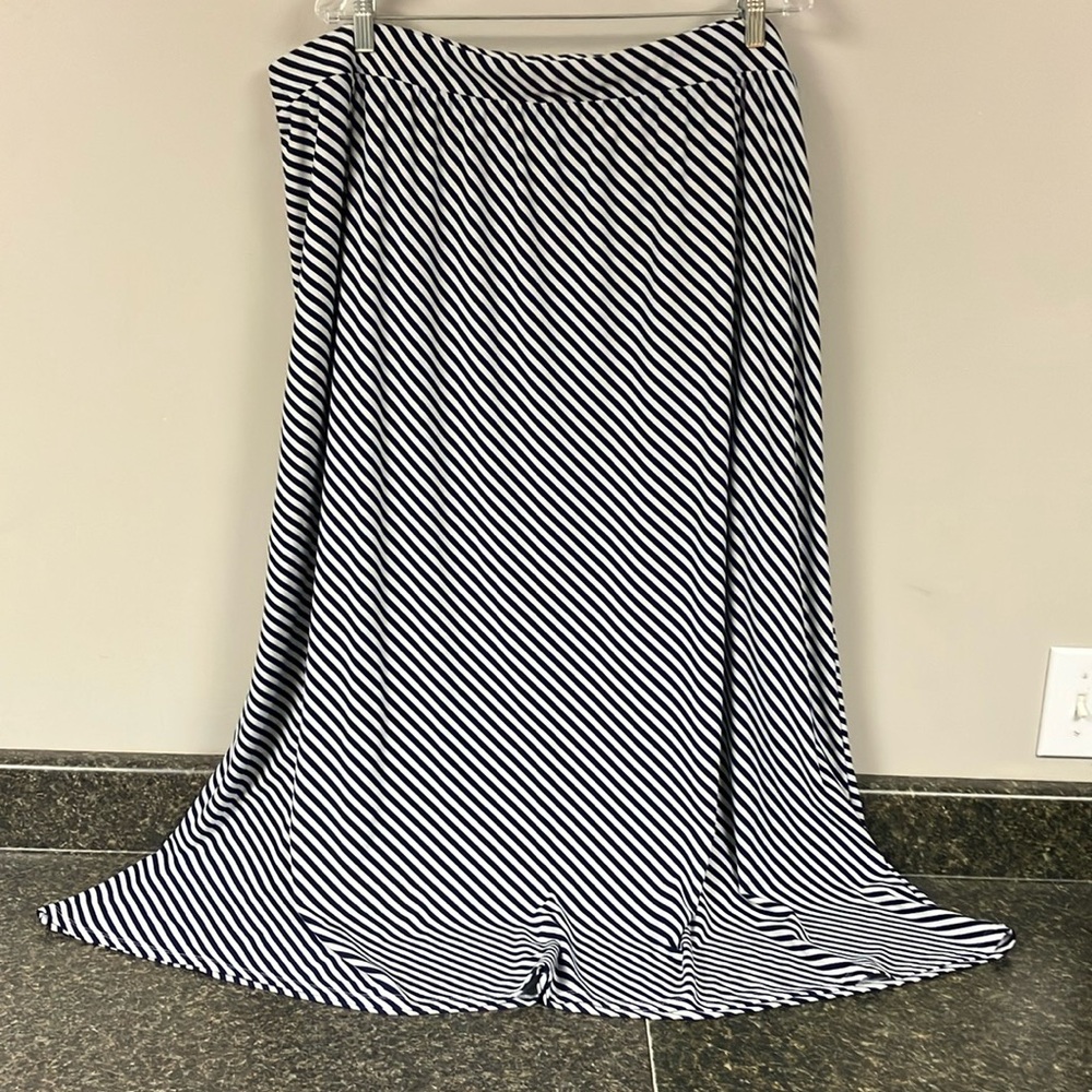 3/$15 ❤️ Terra & Sky 2x navy and white striped maxi skirt